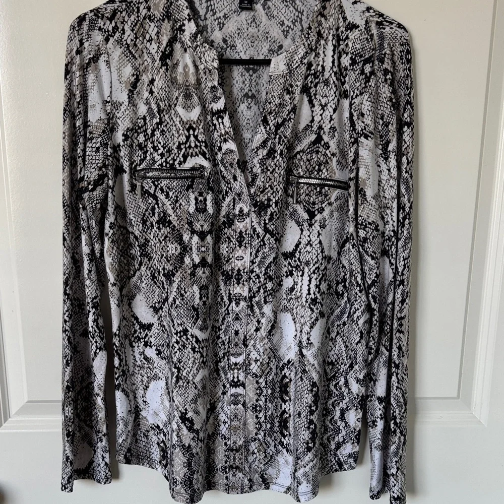 INC International Concepts Women's Monochrome Snake Print Blouse - Picture 6 of 6